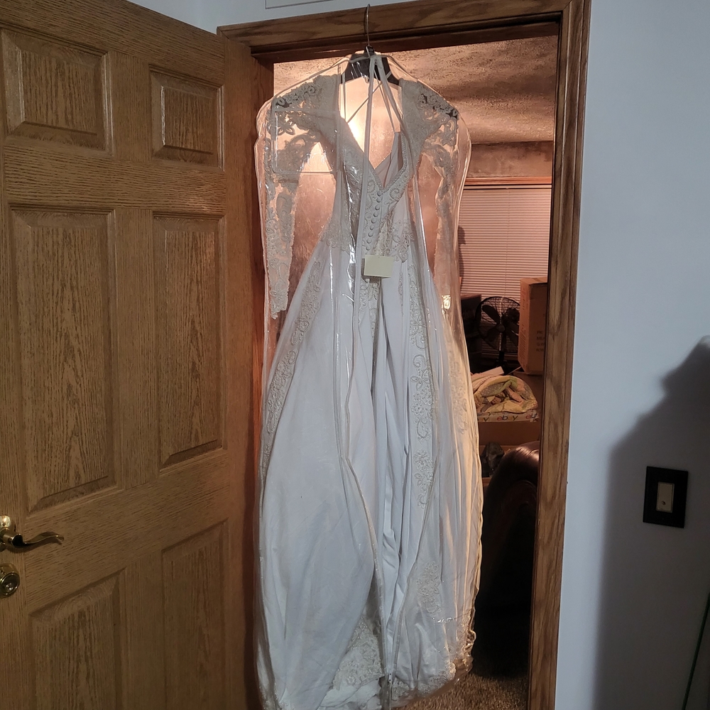 VENUS Ivory Lace Gown